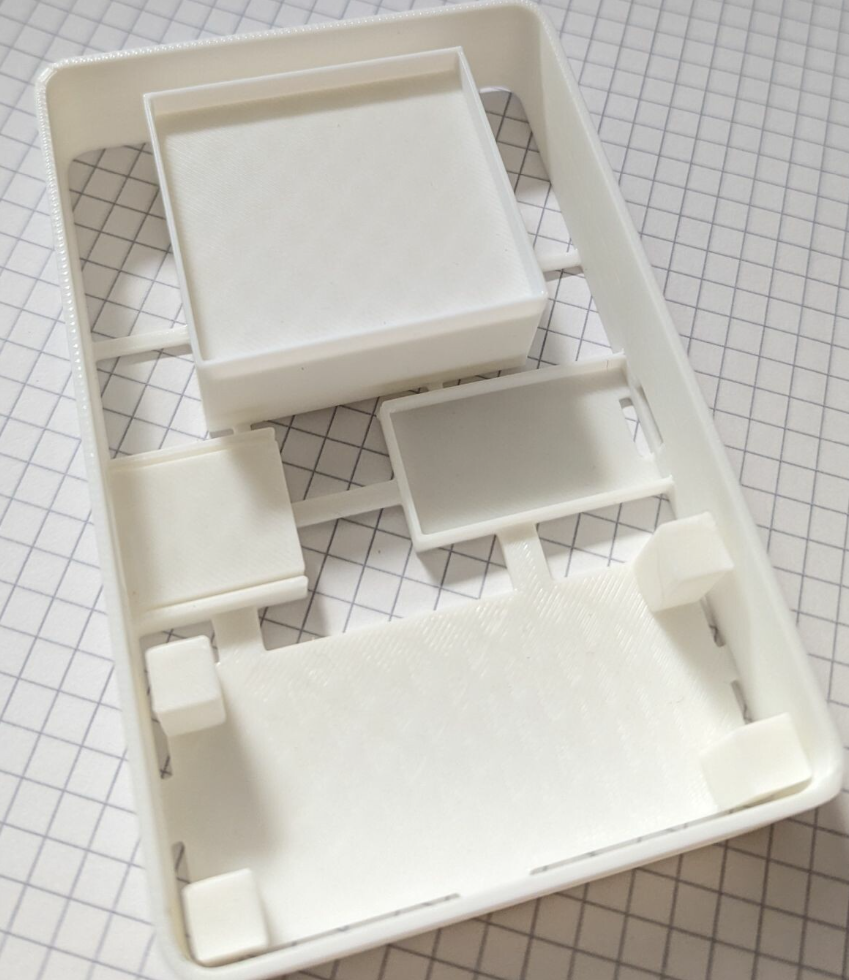 Fast vollständiges Prototypengehäuse in weißem PLA