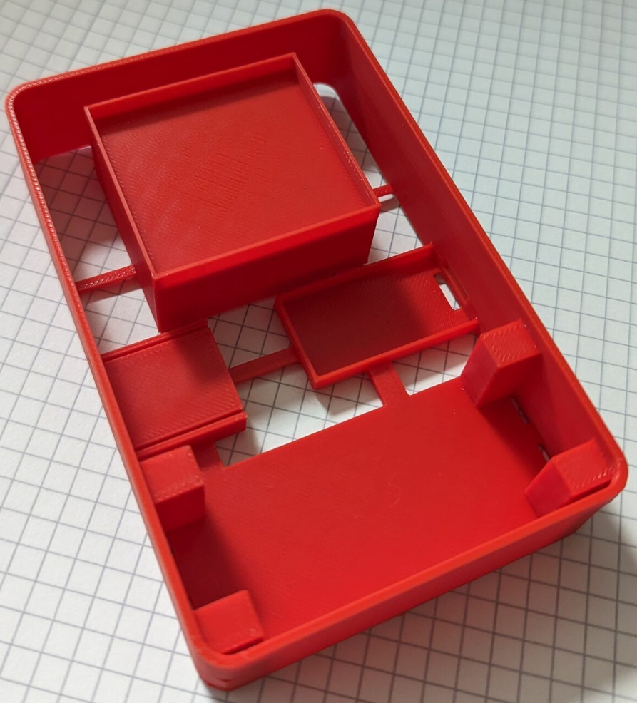 Eine Iteration des Gehäuses in rotem PLA.